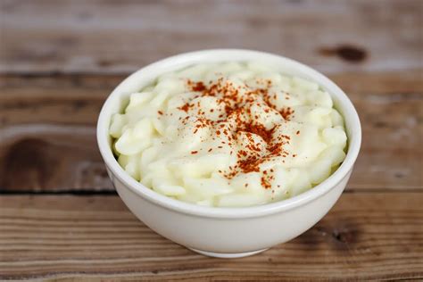 Riz au lait crémeux dans un bol avec des feuilles de verveine