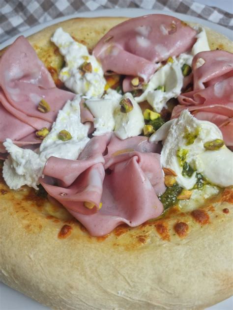 Pizza avec pesto de pistache, mortadelle et burrata