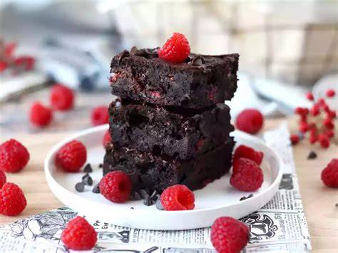 Infographie: étapes de montage du brownie chocolat-framboise