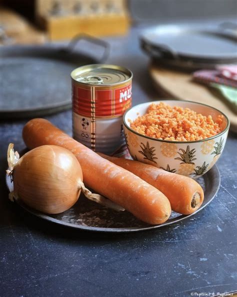 Un montage visuel montrant les ingrédients clés : carottes coupées, lentilles corail dans un bol, boîte de lait de coco, morceaux de gingembre frais, épices en poudre