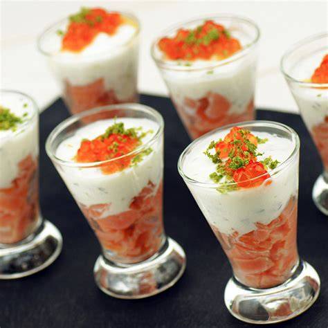 Schéma de montage des verrines: couches mascarpone-avocat et garnitures