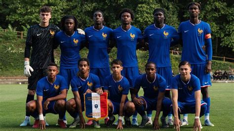 Équipe de France U20 célébrant un but
