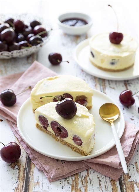 Illustration montrant un dessert glacé à base de mascarpone avec fond sablé et cerises