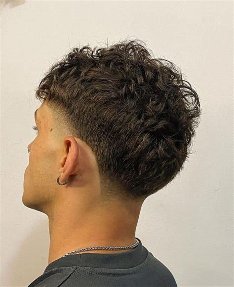 Infographie: étapes du low fade texturé et zones du visage