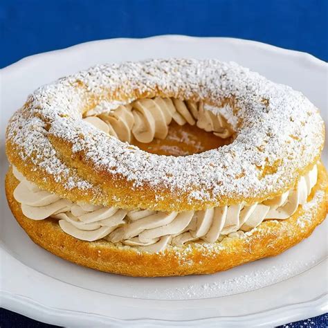 Couronne de pâte à choux garnie de crème et de fraises