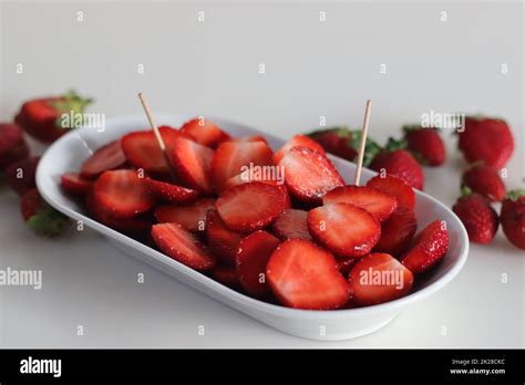 Bol de fraises fraîches coupées en quartiers
