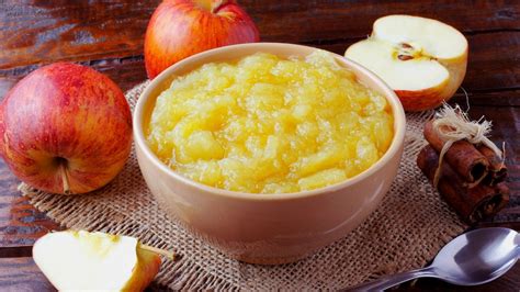 Bol de compote de pommes et des fruits frais