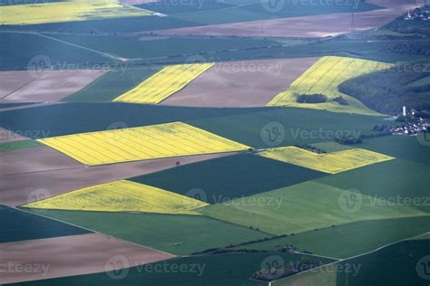 Vue aérienne d'une ferme prospère dans Farming Simulator 17 avec des champs cultivés