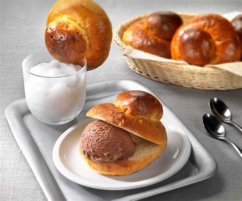 Brioche col tuppo garnie de glace et de granita sur une table ensoleillée