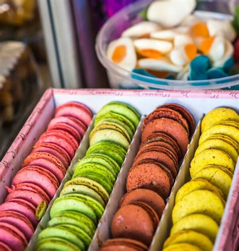 Visuel d'un assortiment de macarons colorés et parfaits