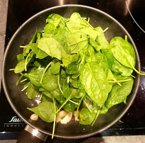 épinards frais sautés dans une poêle