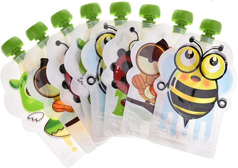 Bébé utilisant un embout de gourde compote