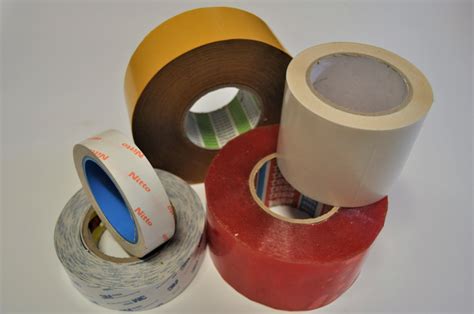 Vue d'ensemble d'une gamme de produits adhésifs industriels