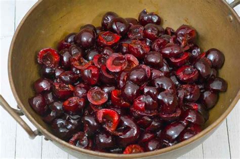 Cerises mûres prêtes à être dénoyautées