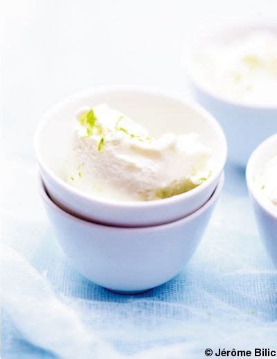 Mélange crémeux de fromage frais, yaourt et citron vert dans un saladier