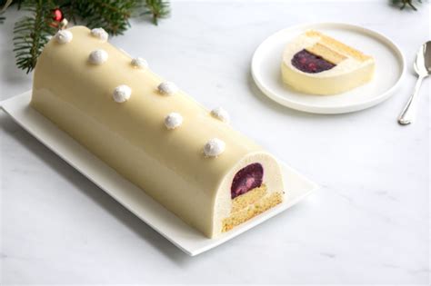 Bûche de Noël vanille et fruits rouges décorée