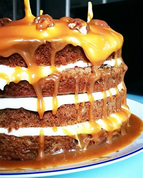 Illustration du montage étape par étape du layer cake caramel et beurre salé