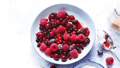 Mélange de fruits rouges dans un plat de cuisson