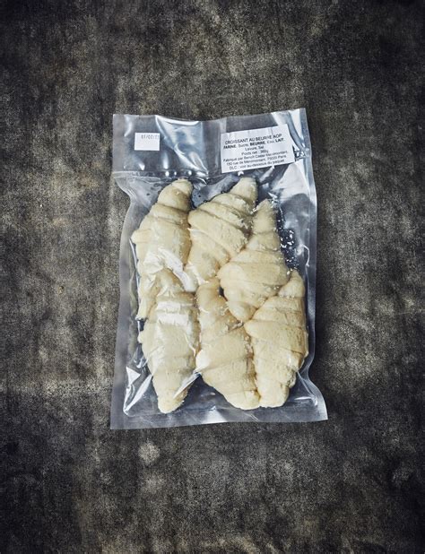 Croissants surgelés dans un congélateur