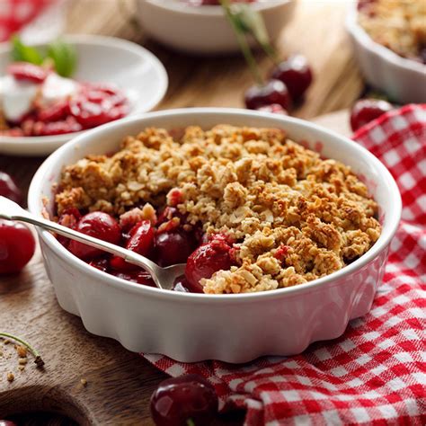 Plat de crumble aux cerises en cours de cuisson