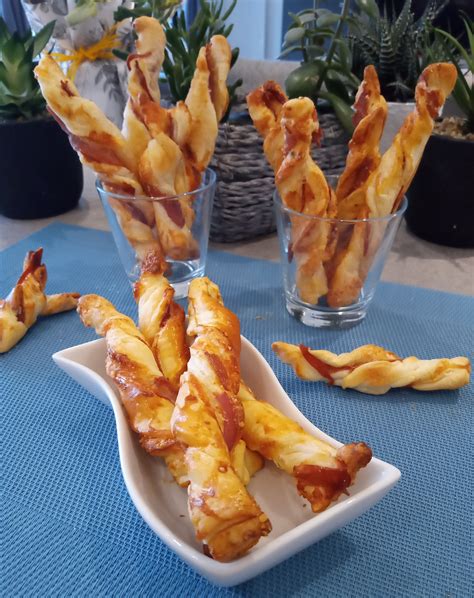 Assortiment de feuilletés saucisses et torsades pour l'apéritif