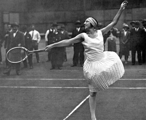 Suzanne Lenglen portant une jupe plissée