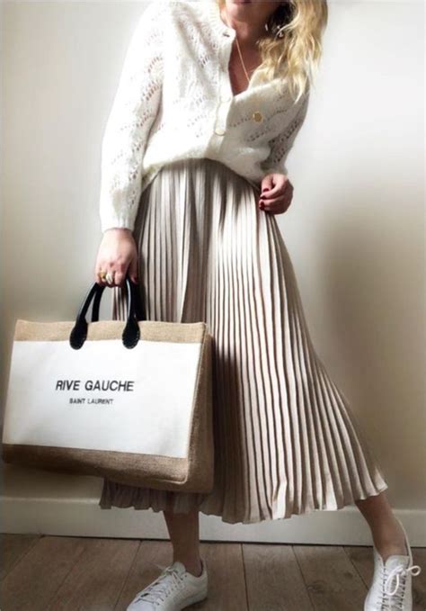 Jupe longue plissée avec baskets