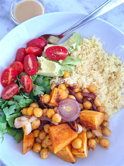 Bol de salade colorée avec patates douces, pois chiches et grenade