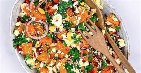Vue aérienne d'une salade de patate douce colorée