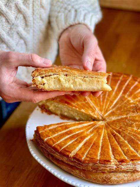 Plan de montage des couches: pâte feuilletée, frangipane spéculoos et poire, seconde pâte feuilletée