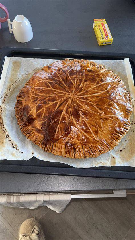 Photo d’une galette dorée et gonflée sortant du four