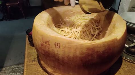 Schéma étape-par-étapes: préparation des pâtes dans la meule et flambere