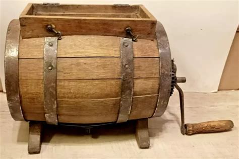 Intérieur d'une baratte traditionnelle en bois