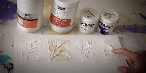 Application de modeling paste blanc avec un couteau à peindre