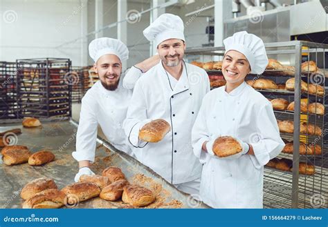 Personnes souriantes dans une boulangerie