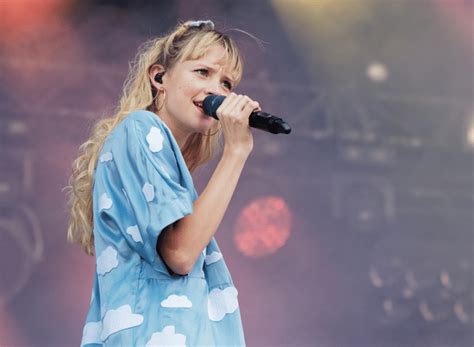 Angèle en concert, micro à la main