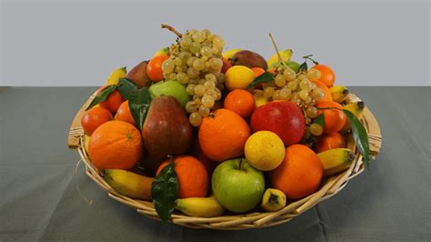 fruits rouges frais et variés dans un panier
