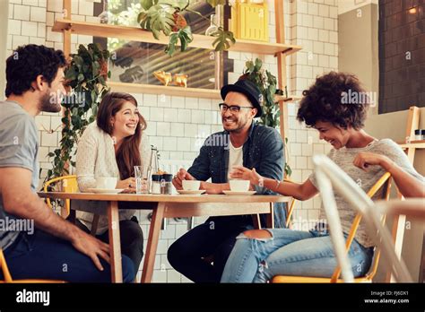 Groupe d'amis discutant dans un café