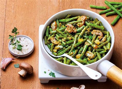 Bol de haricots verts aux champignons, parsemé d'herbes