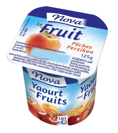 Plusieurs pots de yaourts individuels aux fruits