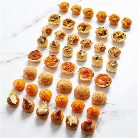 Un assortiment de petits cakes salés individuels
