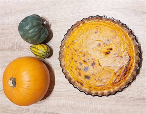 Diagramme illustrant la disposition des couches dans la tarte: pâte - roquefort - courge - appareil œufs-lait-crème