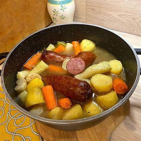 Schéma de cuisson et ingrédients du pot-au-feu avec saucisse de Morteau
