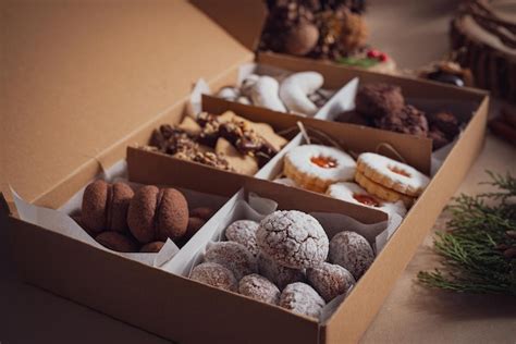 Gros plan sur différents types de biscuits artisanaux
