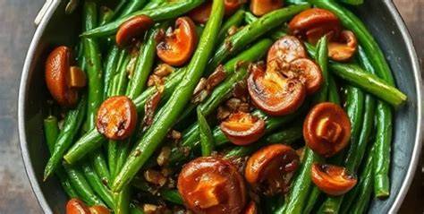 haricots verts et échalotes dans une casserole