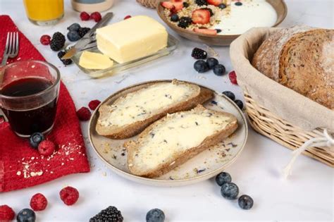 Petit-déjeuner équilibré avec fromage blanc, fruits et pain complet