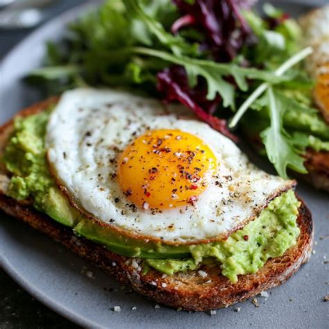 Tranches de pain complet grillé avec avocat et œuf
