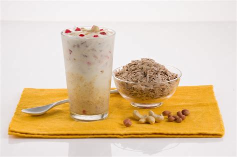 Verre de boisson riz coco avec des flocons de riz