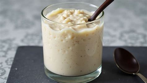 Bol de riz au lait végétal crémeux avec des fruits rouges