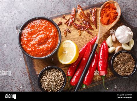 Bol avec des épices marocaines et de la pâte de harissa